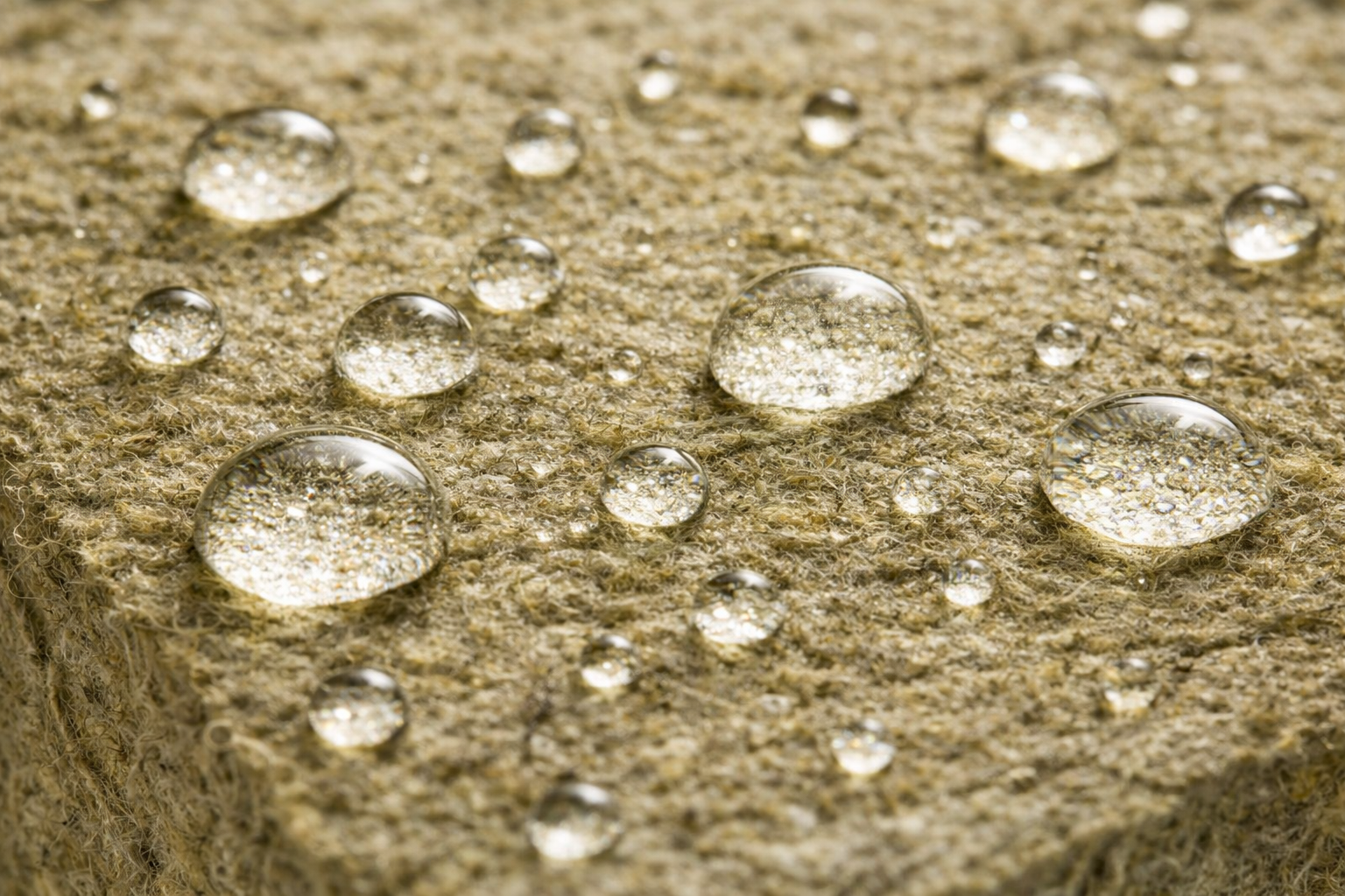 Капли воды на гидрофобизированной каменной вате