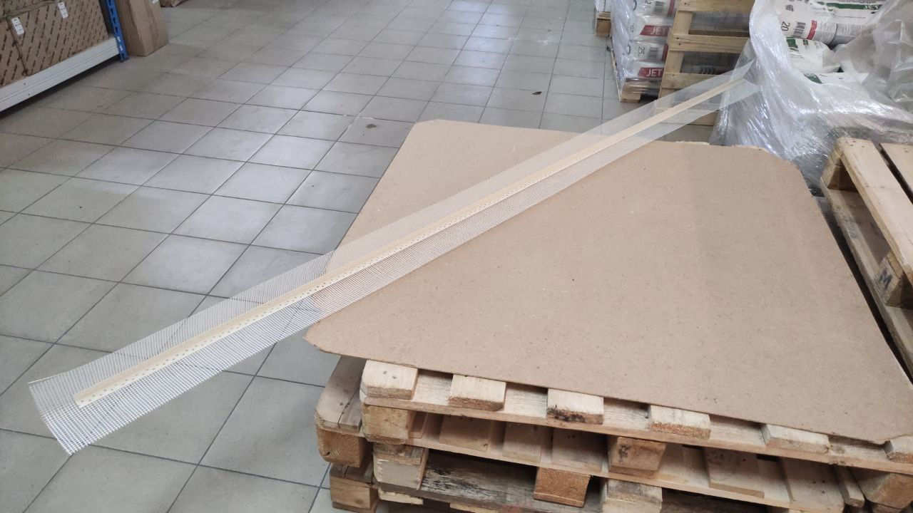 Уголок ПВХ с армирующей сеткой 10*10 см 2,5 м